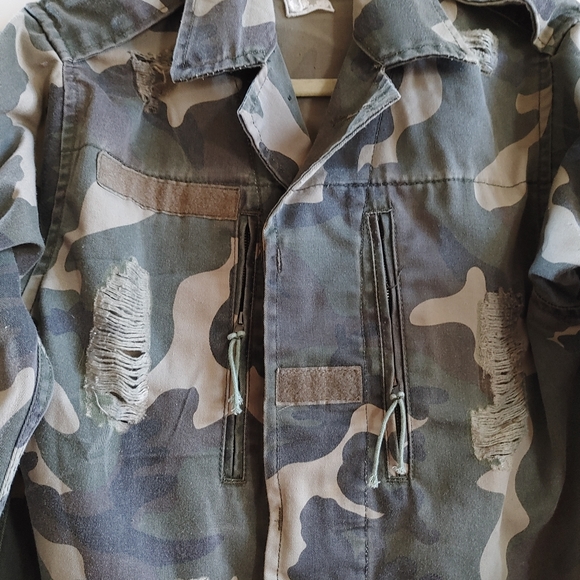 Sadie & Sage Distressed Camo Jacket - Picture 3 of 6